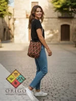 Tejidas en La Guajira con hilos de algodón y seda, las mochilas Wayúu son obras ancestrales creadas a mano por mujeres indígenas que preservan su cultura en cada puntada.