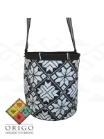 Tejidas en La Guajira con hilos de algodón y seda, las mochilas Wayúu son obras ancestrales creadas a mano por mujeres indígenas que preservan su cultura en cada puntada.