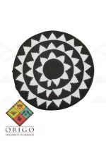 Tejidas en La Guajira con hilos de algodón y seda, las mochilas Wayúu son obras ancestrales creadas a mano por mujeres indígenas que preservan su cultura en cada puntada.