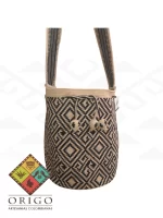 Tejidas en La Guajira con hilos de algodón y seda, las mochilas Wayúu son obras ancestrales creadas a mano por mujeres indígenas que preservan su cultura en cada puntada.