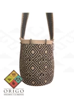 Tejidas en La Guajira con hilos de algodón y seda, las mochilas Wayúu son obras ancestrales creadas a mano por mujeres indígenas que preservan su cultura en cada puntada.
