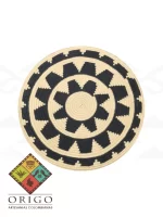 Tejidas en La Guajira con hilos de algodón y seda, las mochilas Wayúu son obras ancestrales creadas a mano por mujeres indígenas que preservan su cultura en cada puntada.