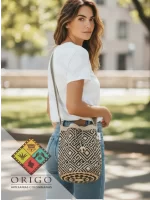 Tejidas en La Guajira con hilos de algodón y seda, las mochilas Wayúu son obras ancestrales creadas a mano por mujeres indígenas que preservan su cultura en cada puntada.