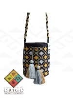 Tejidas en La Guajira con hilos de algodón y seda, las mochilas Wayúu son obras ancestrales creadas a mano por mujeres indígenas que preservan su cultura en cada puntada.