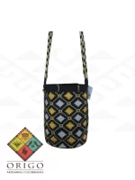 Tejidas en La Guajira con hilos de algodón y seda, las mochilas Wayúu son obras ancestrales creadas a mano por mujeres indígenas que preservan su cultura en cada puntada.