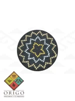 Tejidas en La Guajira con hilos de algodón y seda, las mochilas Wayúu son obras ancestrales creadas a mano por mujeres indígenas que preservan su cultura en cada puntada.