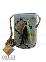 Tejidas en La Guajira con hilos de algodón y seda, las mochilas Wayúu son obras ancestrales creadas a mano por mujeres indígenas que preservan su cultura en cada puntada.