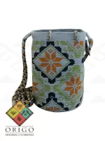 Tejidas en La Guajira con hilos de algodón y seda, las mochilas Wayúu son obras ancestrales creadas a mano por mujeres indígenas que preservan su cultura en cada puntada.