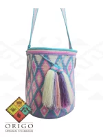 Tejidas en La Guajira con hilos de algodón y seda, las mochilas Wayúu son obras ancestrales creadas a mano por mujeres indígenas que preservan su cultura en cada puntada.