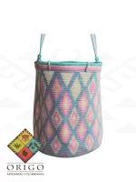 Tejidas en La Guajira con hilos de algodón y seda, las mochilas Wayúu son obras ancestrales creadas a mano por mujeres indígenas que preservan su cultura en cada puntada.