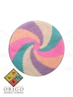 Tejidas en La Guajira con hilos de algodón y seda, las mochilas Wayúu son obras ancestrales creadas a mano por mujeres indígenas que preservan su cultura en cada puntada.