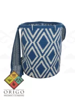 Tejidas en La Guajira con hilos de algodón y seda, las mochilas Wayúu son obras ancestrales creadas a mano por mujeres indígenas que preservan su cultura en cada puntada.
