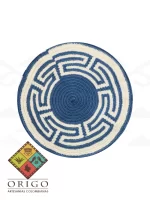 Tejidas en La Guajira con hilos de algodón y seda, las mochilas Wayúu son obras ancestrales creadas a mano por mujeres indígenas que preservan su cultura en cada puntada.