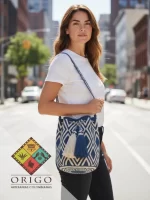 Tejidas en La Guajira con hilos de algodón y seda, las mochilas Wayúu son obras ancestrales creadas a mano por mujeres indígenas que preservan su cultura en cada puntada.