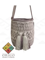 Tejidas en La Guajira con hilos de algodón y seda, las mochilas Wayúu son obras ancestrales creadas a mano por mujeres indígenas que preservan su cultura en cada puntada.