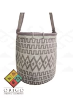 Tejidas en La Guajira con hilos de algodón y seda, las mochilas Wayúu son obras ancestrales creadas a mano por mujeres indígenas que preservan su cultura en cada puntada.