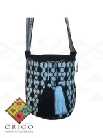 Tejidas en La Guajira con hilos de algodón y seda, las mochilas Wayúu son obras ancestrales creadas a mano por mujeres indígenas que preservan su cultura en cada puntada.