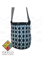 Tejidas en La Guajira con hilos de algodón y seda, las mochilas Wayúu son obras ancestrales creadas a mano por mujeres indígenas que preservan su cultura en cada puntada.