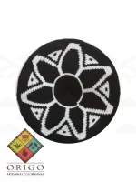 Tejidas en La Guajira con hilos de algodón y seda, las mochilas Wayúu son obras ancestrales creadas a mano por mujeres indígenas que preservan su cultura en cada puntada.