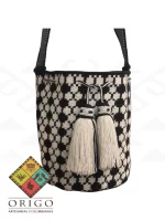 Tejidas en La Guajira con hilos de algodón y seda, las mochilas Wayúu son obras ancestrales creadas a mano por mujeres indígenas que preservan su cultura en cada puntada.