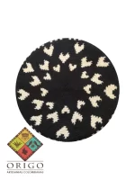 Tejidas en La Guajira con hilos de algodón y seda, las mochilas Wayúu son obras ancestrales creadas a mano por mujeres indígenas que preservan su cultura en cada puntada.
