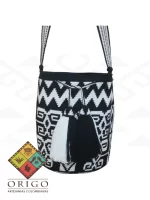 Tejidas en La Guajira con hilos de algodón y seda, las mochilas Wayúu son obras ancestrales creadas a mano por mujeres indígenas que preservan su cultura en cada puntada.
