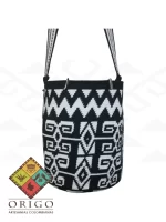 Tejidas en La Guajira con hilos de algodón y seda, las mochilas Wayúu son obras ancestrales creadas a mano por mujeres indígenas que preservan su cultura en cada puntada.