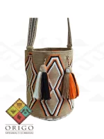 Tejidas en La Guajira con hilos de algodón y seda, las mochilas Wayúu son obras ancestrales creadas a mano por mujeres indígenas que preservan su cultura en cada puntada.