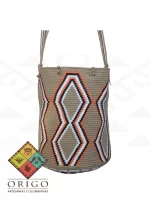 Tejidas en La Guajira con hilos de algodón y seda, las mochilas Wayúu son obras ancestrales creadas a mano por mujeres indígenas que preservan su cultura en cada puntada.