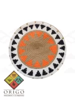 Tejidas en La Guajira con hilos de algodón y seda, las mochilas Wayúu son obras ancestrales creadas a mano por mujeres indígenas que preservan su cultura en cada puntada.