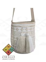 Tejidas en La Guajira con hilos de algodón y seda, las mochilas Wayúu son obras ancestrales creadas a mano por mujeres indígenas que preservan su cultura en cada puntada.