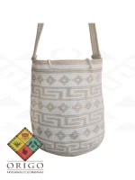 Tejidas en La Guajira con hilos de algodón y seda, las mochilas Wayúu son obras ancestrales creadas a mano por mujeres indígenas que preservan su cultura en cada puntada.