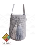 Tejidas en La Guajira con hilos de algodón y seda, las mochilas Wayúu son obras ancestrales creadas a mano por mujeres indígenas que preservan su cultura en cada puntada.