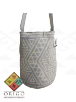Tejidas en La Guajira con hilos de algodón y seda, las mochilas Wayúu son obras ancestrales creadas a mano por mujeres indígenas que preservan su cultura en cada puntada.