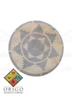 Tejidas en La Guajira con hilos de algodón y seda, las mochilas Wayúu son obras ancestrales creadas a mano por mujeres indígenas que preservan su cultura en cada puntada.
