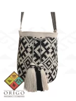 Tejidas en La Guajira con hilos de algodón y seda, las mochilas Wayúu son obras ancestrales creadas a mano por mujeres indígenas que preservan su cultura en cada puntada.