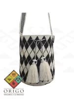 Tejidas en La Guajira con hilos de algodón y seda, las mochilas Wayúu son obras ancestrales creadas a mano por mujeres indígenas que preservan su cultura en cada puntada.