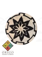 Tejidas en La Guajira con hilos de algodón y seda, las mochilas Wayúu son obras ancestrales creadas a mano por mujeres indígenas que preservan su cultura en cada puntada.