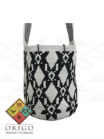 Tejidas en La Guajira con hilos de algodón y seda, las mochilas Wayúu son obras ancestrales creadas a mano por mujeres indígenas que preservan su cultura en cada puntada.