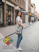 Tejidas en La Guajira con hilos de algodón y seda, las mochilas Wayúu son obras ancestrales creadas a mano por mujeres indígenas que preservan su cultura en cada puntada.