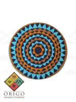 Tejidas en La Guajira con hilos de algodón y seda, las mochilas Wayúu son obras ancestrales creadas a mano por mujeres indígenas que preservan su cultura en cada puntada.