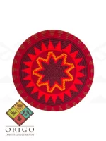 Tejidas en La Guajira con hilos de algodón y seda, las mochilas Wayúu son obras ancestrales creadas a mano por mujeres indígenas que preservan su cultura en cada puntada.