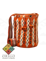 Tejidas en La Guajira con hilos de algodón y seda, las mochilas Wayúu son obras ancestrales creadas a mano por mujeres indígenas que preservan su cultura en cada puntada.