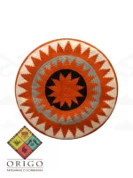 Tejidas en La Guajira con hilos de algodón y seda, las mochilas Wayúu son obras ancestrales creadas a mano por mujeres indígenas que preservan su cultura en cada puntada.