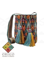 Tejidas en La Guajira con hilos de algodón y seda, las mochilas Wayúu son obras ancestrales creadas a mano por mujeres indígenas que preservan su cultura en cada puntada.