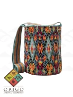 Tejidas en La Guajira con hilos de algodón y seda, las mochilas Wayúu son obras ancestrales creadas a mano por mujeres indígenas que preservan su cultura en cada puntada.