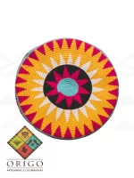 Tejidas en La Guajira con hilos de algodón y seda, las mochilas Wayúu son obras ancestrales creadas a mano por mujeres indígenas que preservan su cultura en cada puntada.