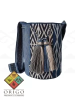 Tejidas en La Guajira con hilos de algodón y seda, las mochilas Wayúu son obras ancestrales creadas a mano por mujeres indígenas que preservan su cultura en cada puntada.