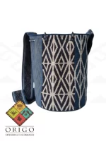 Tejidas en La Guajira con hilos de algodón y seda, las mochilas Wayúu son obras ancestrales creadas a mano por mujeres indígenas que preservan su cultura en cada puntada.