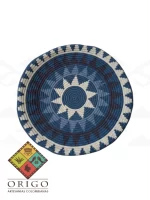 Tejidas en La Guajira con hilos de algodón y seda, las mochilas Wayúu son obras ancestrales creadas a mano por mujeres indígenas que preservan su cultura en cada puntada.
